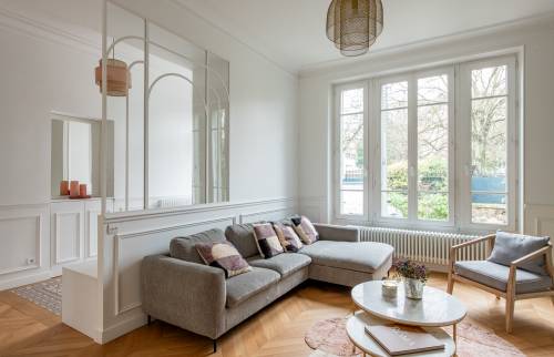 Salon élégant avec verrière et parquet en chevron au Vésinet