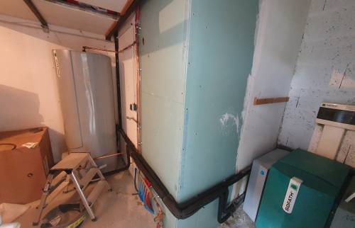 Ballon d’eau chaude déplacé pour agrandir la douche – rénovation sur-mesure à Bruz (Vue 1)