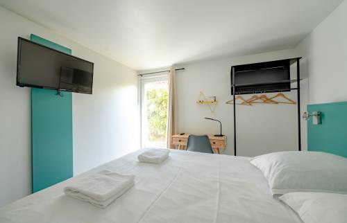 Chambre d'hôtel avec porte-fenêtre