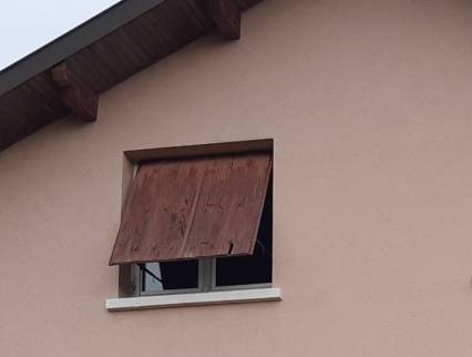 Volet de maison avant travaux de menuiserie et rénovation énergétique - Lagnieu 01150