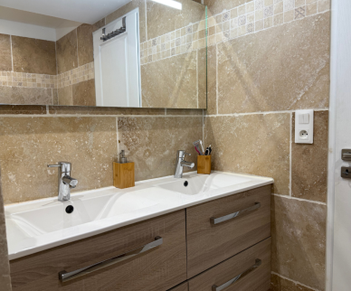 Salle de bain esprit pierre à Coimères