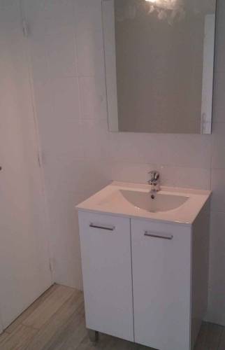 Rénovation d'une petite salle de bain en faïence avec douche  à l'italienne à Nantes (44)