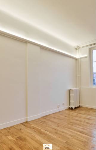 salon éclairé par une bande de leds