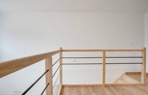 Création d’un escalier en bois massif laqué blanc à Vertou (44)