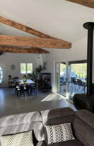 baie vitrée laissant pénétrer la lumière