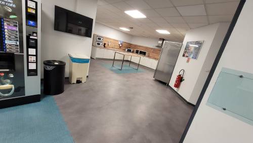 La cuisine vue depuis l'espace café