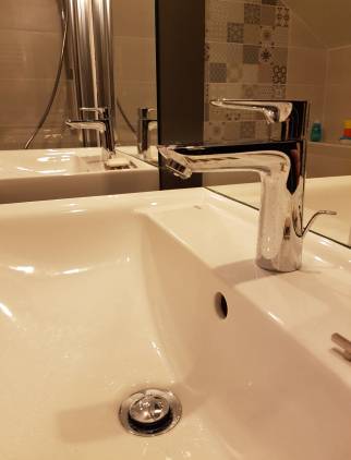 plan de toilette , vasque céramique pour plus de durabilité et robinetterie démarrage eau froide 