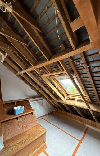 Rénovation de maison près de Vigneux-de-Bretagne : isolation sous toiture, VMC, PAC air/air et peinture pour un meilleur confort isolation renforcée