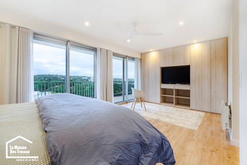 Dressing sur tout le pan de mur du sol au plafond