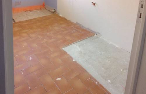 La salle de bain en travaux, les sols