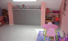 Chambre d'enfant avec pose de parquet massif et peinture dans la zone de Cholet