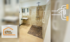 Salle de bain sécurisée et moderne – Un espace entièrement rénové avec une douche sans seuil, un sol antidérapant et des barres d’appui pour une accessibilité optimale.