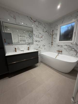 Salle de bain rénovée avec baignoire îlot - Montauban 82000