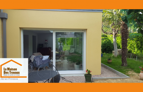 Une extension élégante qui s’ouvre sur le jardin, pour un espace de vie agrandi et harmonieux.