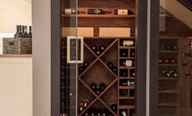 aménagement cave à vin sous escalier