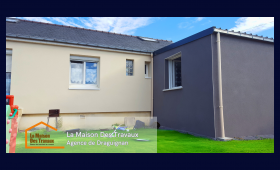 Nouvelle façade avec fenêtres en PVC à double vitrage, alliant isolation et esthétisme pour un intérieur plus chaleureux.