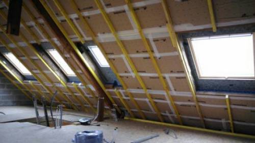 isolation des combles aménageables et passage de l'électricité, fourniture et pose de grande fenêtres de toit Vélux