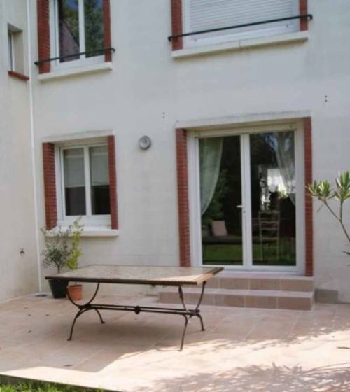 Terrasse habillée de carrelage grès cérame 