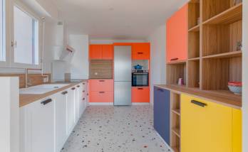 Cuisine multicolore dans un appartement de Lyon (69009) avec ouverture sur le séjour