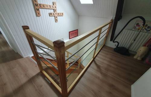 Ponçage du garde-corps et de la rampe d'escalier avant finition