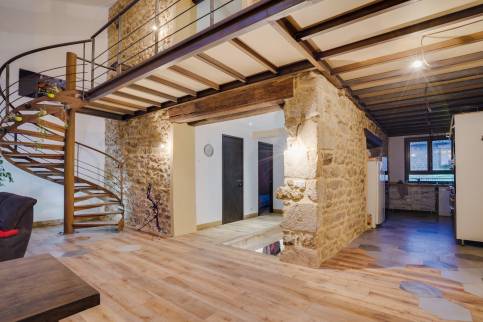 Réalisation d'un escalier métal avec coursive, en finition effet "rouillé", commune du Val de Saône