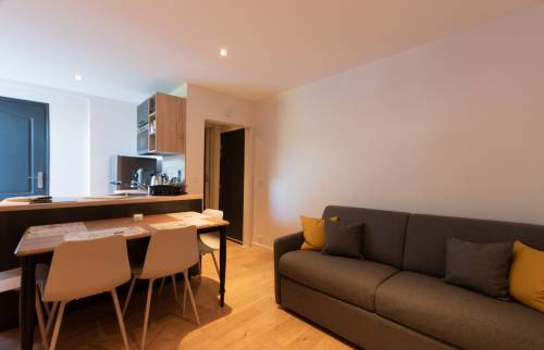 T2 rénové Aix-Les-Bains salon après 1