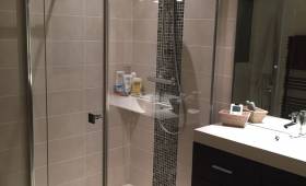 Installer un miroir dans une salle de bain à Paris 7