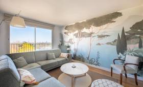 Salon avec vue sur la Tour Eiffel à Paris 8e