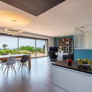 INTÉRIEUR AVEC VUE SUR BAIE – LA CIOTAT (13) - Corinne Palermo - La Maison Des Architectes