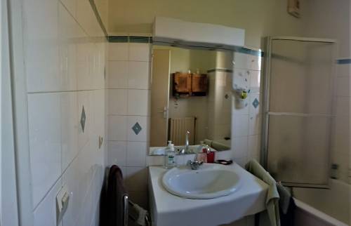 Transformation d’une vieille salle de bain en salle de douche tendance