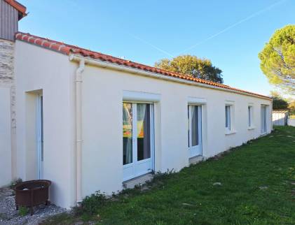 Façade d'extension en parpaings après travaux de revêtement de façade - Pornic 44210