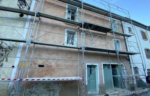 Façade en cours de rénovation en centre ville à Alès 30100