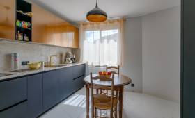 Fontaines Saint Martin (69270) : une nouvelle cuisine / vue linéaire evier et cuisson