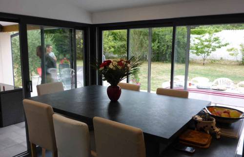 salle à manger rénovée baies vitrées