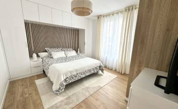 Rénovation d'une chambre avec un meuble sur mesure en forme d'arche