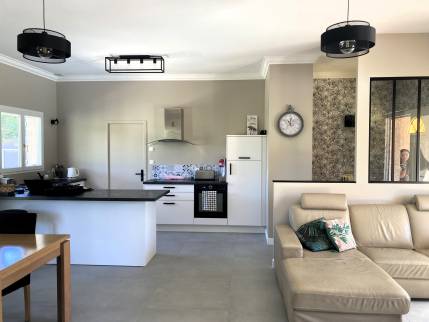 Neuville (69250) : rénovation intérieure avec création d'un sas d'entrée et nouvelle décoration du séjour et de la cuisine