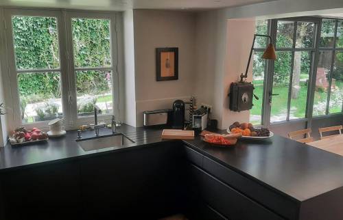 Plan de travail en granit dans cette cuisine rénovée