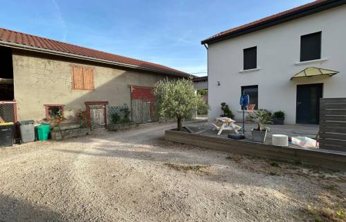 Vue du bâti existant avant transformation : maison et grange séparées avant le début des travaux