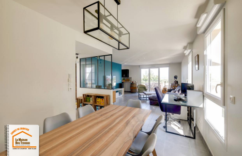 rénovation rez-de-chaussée, aménagement lumineux maison, déco industrielle maison, rénovation salle à manger salon, courtier rénovation Chamonix