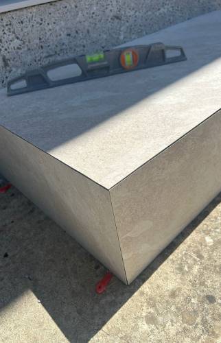 Finitions de carrelage extérieur sur marche et terrasse pour un rendu haut de gamme à Voiron.