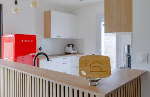 Rénovation d'une cuisine simple et chaleureuse, Saint Germain au mont D'Or (69650) : retour de linéaire façon bar avec un habillage en tasseau "claire voie"