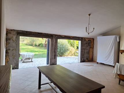 Travaux de maçonnerie pour poser des baies vitrées en cours - Les Moutiers-en-Retz 44760