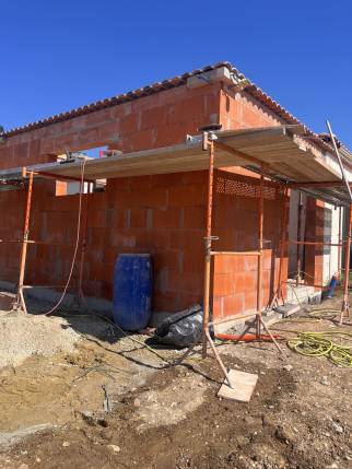 Travaux de maçonnerie en cours pour la construction d'une extension en briques monomur - Ourches 26120