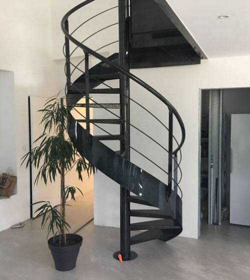 Installation d’un escalier hélicoïdal en acier dans une maison à Andrezieux (42005)