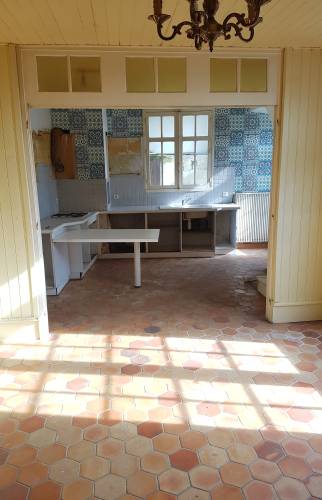Avant travaux : lambris beige et ancienne cuisine