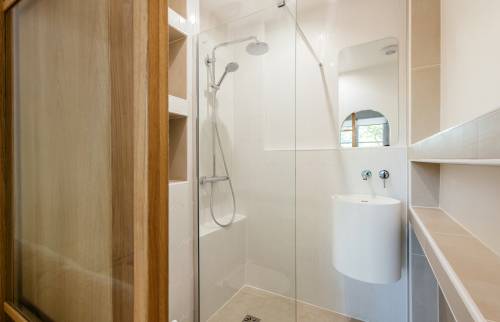 Salle de douche moderne avec une paroi en verre à Paris 16e
