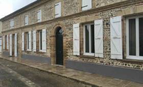 La longue façade tout en pierres