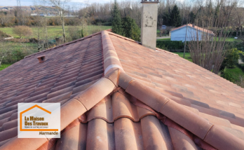 Vue d’ensemble de la toiture rénovée à Montayral (47500) après une réfection complète : nouvelles tuiles TERREAL, faîtage à sec et finitions soignées réalisées avec La Maison Des Travaux Marmande.