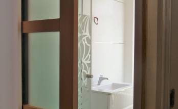 Rénovation d'une salle de bains d'invités  (Lyon Vaise) : Douche Grand Format et Meuble Vasque à tiroir blanc laqués