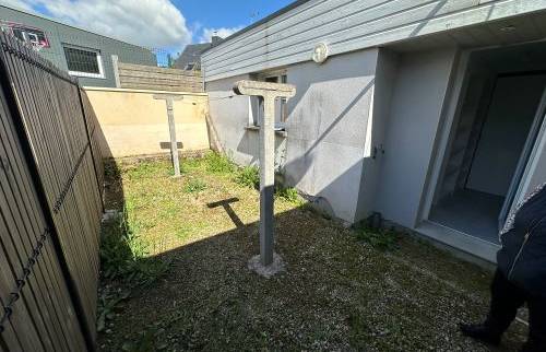 Zone latérale de la maison avant aménagement, intégrée ensuite dans le projet global de clôture et de terrasse.